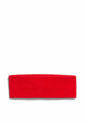 Rode brede stoffen hoofdband met een subtiel geperst lintsymbool in het midden, weergegeven op een witte achtergrond.