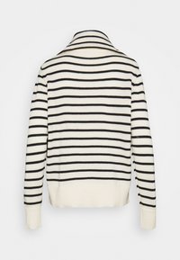Pull en maille blanc avec des rayures horizontales noires, poignets côtelés et un petit col montant, vu de dos.