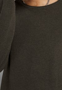 Dunkelgrüner Strickpullover mit strukturierten Oberflächen, ausgestattet mit einem Rundhalsausschnitt und Rippstrick-Details an Kragen und Bündchen.