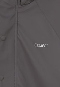 Szara wodoodporna kurtka o gładkiej fakturze, z zatrzaskami i logo "CeLaVi" w odblaskowym srebrnym nici.