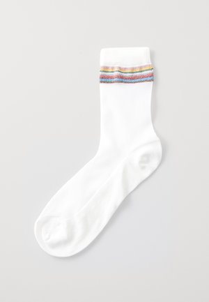 Hvid bomuldsstrømpe med ribbet kant og vandrette striber i lilla, blå og brun. Glat tekstur, standard længde til hverdag.