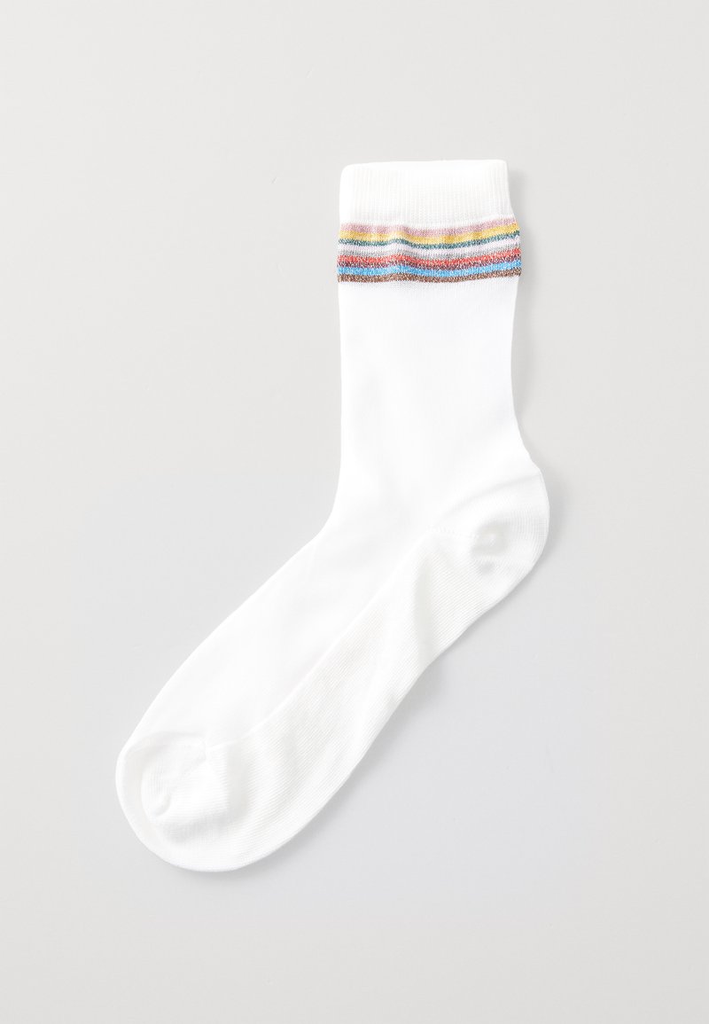 Bílá bavlněná ponožka s žebrovaným lemem, na které jsou horizontální pruhy v purpurové, modré a hnědé barvě. Hladký povrch, standardní délka pro volnočasové nošení.