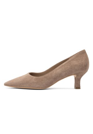 Beżowe czółenka z zamszu z wąskim, szpiczastym noskiem, niskim obcasem o średniej wysokości i gładkim, prostym wykończeniem.