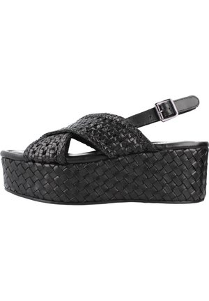 Sandalo con zeppa nera caratterizzato da una texture intrecciata sulla parte superiore, con cinturini incrociati e una fibbia regolabile alla caviglia. Suola platform per un'altezza aggiuntiva.