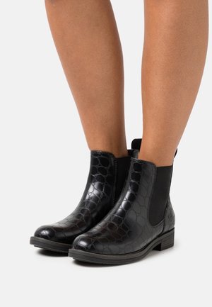 Černé kotníkové boty s lesklým, texturovaným krokodýlím vzorem, elastickými bočními panely a nízkým lištovým podpatkem.