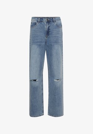 Világoskék farmernadrág, laza szabással, két nagy, elnyűtt térdrésszel és klasszikus öt zsebes dizájnnal.