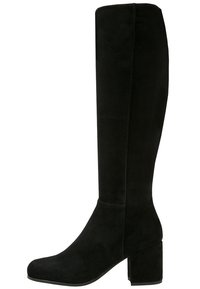 Czarne zamszowe kozaki do kolan na słupku, o gładkiej teksturze i smukłym kształcie, zaprojektowane dla dopasowanej sylwetki.