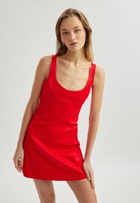 Rotes Satin-Kleid mit Rundhalsausschnitt, figurbetontem Oberteil und zulaufendem Rock. Glatte Textur mit strukturierten Nähten für eine elegante Silhouette.