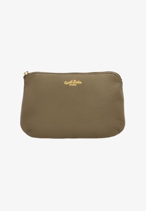 Kleine olivgrüne Lederhülle mit goldenem Reißverschluss und goldenem, geprägtem "Gusti Leder studio"-Logo auf der Vorderseite.
