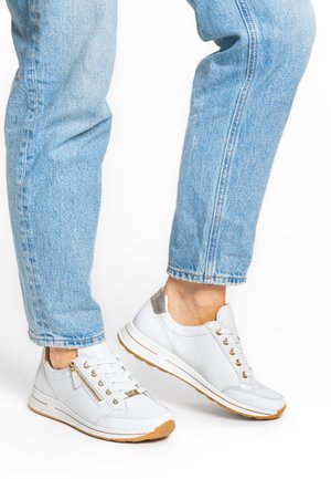 Weiße Ledersneaker mit strukturierter Oberfläche, ausgestattet mit einem goldenen Reißverschluss, vorn Schnürung und einer beigefarbenen Gummisohle; metallische Akzente an der Ferse.