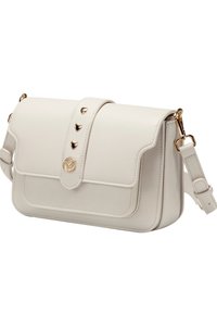 Borsa a tracolla in ecopelle bianca con patta, hardware dorato, dettagli a forma di cuore e tracolla regolabile. Finitura liscia con bordi cuciti.