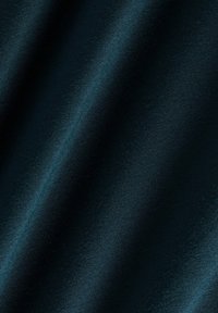 Sötét petrolkék szövet sima, enyhén fényes textúrával, amely diszkrét fénylőséget és diagonális bordázott mintát mutat.