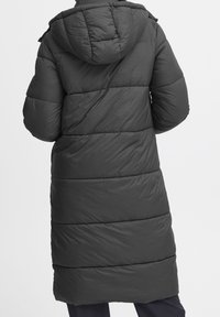 Abrigo de plumas largo en gris oscuro con capucha, que presenta un diseño acolchado y acentos de costura horizontal, llegando hasta la mitad de la pantorrilla. Textura suave.