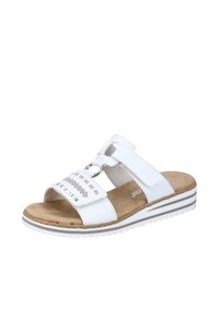 Witte slipper met twee brede banden, een decoratieve metalen ring, geperforeerde accenten en een gevoerde voetbed met een textuurzool.