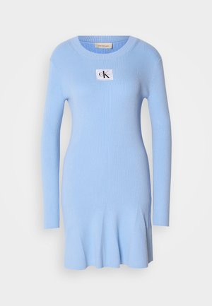 Heledsinine ribakudum dress, pikkade varrukatega, ümmarguse kaelusega ja laieneva hemiga. Rinnapiha piirkonnas on brändi silt.