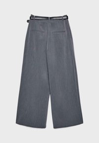 Pantalon large gris avec une ceinture noire, comportant deux poches plaquées à l'arrière, présenté à plat sur un fond blanc.