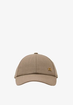 Cappellino da baseball in tessuto beige con visiera curva e piccolo emblema dorato a forma di lettera R sul pannello frontale destro.