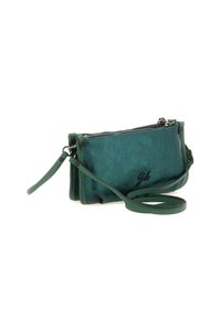 Borsa a tracolla in pelle verde metallizzata con chiusura a zip, tracolla regolabile e dettaglio del logo. Presenta una forma compatta e rettangolare.