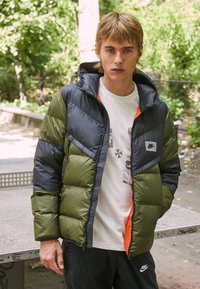 Nike Sportswear M NSW - Casaco de inverno - black/rough green/smoke grey/black