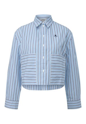 Hellblau-weiße, vertikal gestreifte, langärmlige Hemdbluse mit Knopfleiste, zwei Brusttaschen und einem kleinen schwarzen, gestickten Herzlogo auf der Brust.