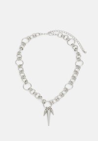 Collana in argento con anelli intrecciati e tre punte accentuate. La superficie è liscia e rifinita con brillantezza.