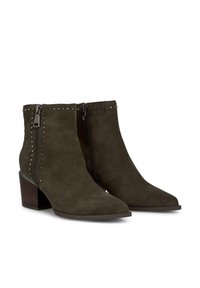 Ciemnooliwkowe zamszowe botki za kostkę z ostrym noskiem, bocznymi zamkami błyskawicznymi i nitowanymi akcentami. Gruby drewniany obcas zapewnia stabilne wsparcie.