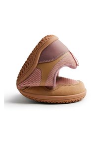 Scarpa a profilo basso realizzata con una combinazione di scamosciato marrone e mesh rosa, dotata di una strap in Velcro e suola in gomma testurizzata per aderenza e supporto.