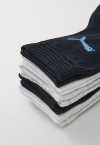 Stapel von Socken in Marineblau, Grau und Weiß. Gerippte Textur mit einem passenden Logo in Hellblau auf der obersten Socke. Weiches Baumwollmaterial.
