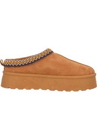 Scarpa slip-on in suede color cuoio con una suola in gomma spessa e testurizzata, e una decorazione di cuciture marroni e gialle attorno al colletto.
