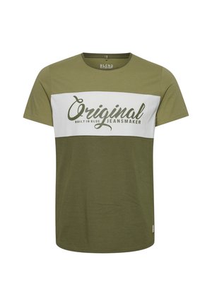 T-shirt à manches courtes vert olive, avec une bande blanche sur la poitrine et l’inscription « Original ».