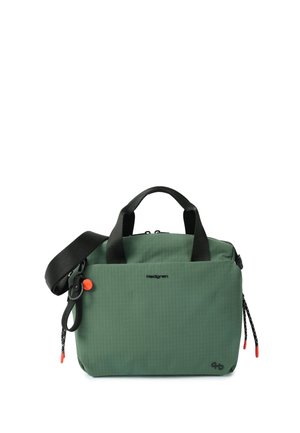 Bolso de hombro rectangular verde con asas negras, correa ajustable, bolsillo frontal con cremallera y pequeños detalles naranjas en las cremalleras y el llavero.
