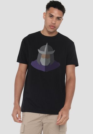 Schwarzes Baumwoll-T-Shirt mit einem grafischen Motiv eines mit Helm versehenen Figures in Grau und Lila. Kurze Ärmel, klassisches Rundhals-Design.