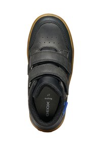 Scarpa in pelle nera con due cinturini in Velcro regolabili, punta forata, soletta imbottita e suola in gomma. Accento blu sul tallone.