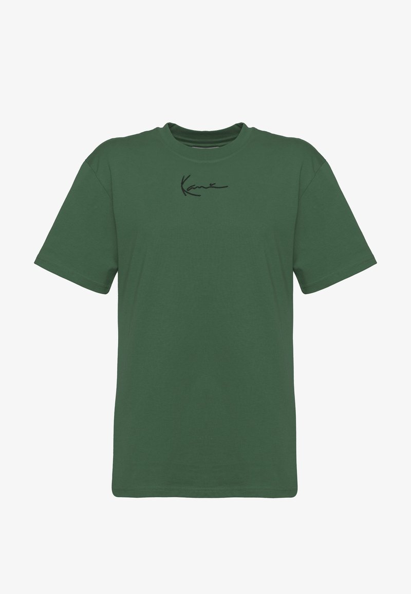 Zelena bombažna majica s kratkimi rokavi in okroglim izrezom ter majhno črno logo napisano v pisavi blizu ovratnika na sredini.