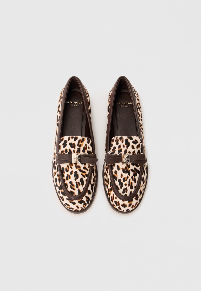 Leopardenmuster-Loafer mit braunen Akzenten, abgerundeter Spitze und dekorativem Schleifenmotiv. Das Material wirkt strukturiert, mit glänzenden Beschlägen.