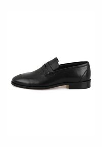Zwarte leren loafers met een gladde afwerking, voorzien van een subtiele verhoogde banddetail en een afgeronde neus, op een lage gestapelde hak.