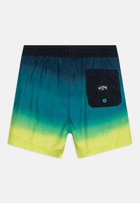  Zwembroek met een ombre ontwerp van teal naar geel, met een achterzak in marineblauw en een merklogo patch. Inclusief elastische tailleband.