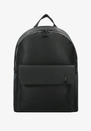 Mochila de cuero negro con forma redondeada, superficie texturizada, doble cremallera, bolsillo frontal con solapa y detalle del logo en la parte inferior.