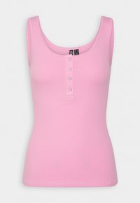 Rosa ribbad linne med rundad halsringning, som har tre dekorativa knappar i framkant och breda axelremmar.