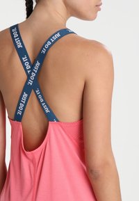 Nike Performance Tekninen t-paita - coral