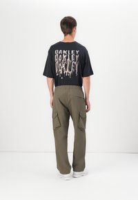 Oakley NEW RETRO PANTS - Oldalzsebes nadrágok - raven