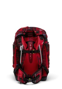 Rucksack mit rot-schwarzem Muster, gepolsterten Mesh-Trägern, mehreren Taschen und verstellbaren Schnallen für Unterstützung und Komfort.