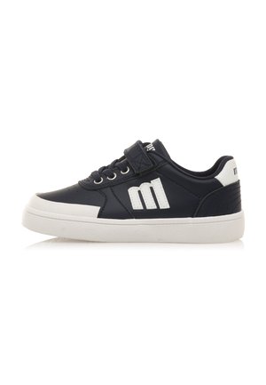 Zapatillas de color azul marino fabricadas con material sintético y suela de goma blanca. Cuentan con una tira de velcro y diseño con cordones, con un detalle de logo en el lateral.