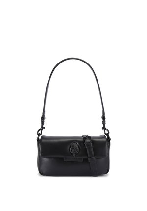 Borsa a tracolla in pelle nera con patta superiore, tracolla regolabile e emblema decorativo al centro frontale su sfondo bianco.