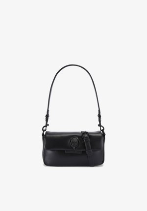 Sac à bandoulière en cuir noir avec rabat supérieur, sangle ajustable et emblème décoratif au centre avant sur fond blanc.