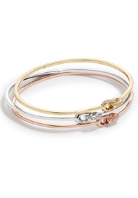Conjunto de tres pulseras en tonos dorado, plateado y rosa oro. Cada una presenta un acabado liso y pulido con detalles de cierre.