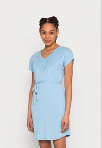 Vestido azul claro de mangas curtas com decote em V e detalhe bordado na gola, apresentando uma cintura ajustável com laço.