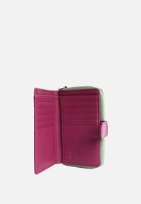 Portafoglio in pelle con interno rosa e esterno verde, dotato di slot per carte e un compartimento con zip. Testo impresso: "oggi è una buona giornata."