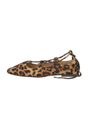 Zapato plano de punta puntiaguda con estampado de leopardo y tiras elásticas cruzadas que se extienden en lazos alrededor del tobillo, mostrado sobre un fondo blanco.