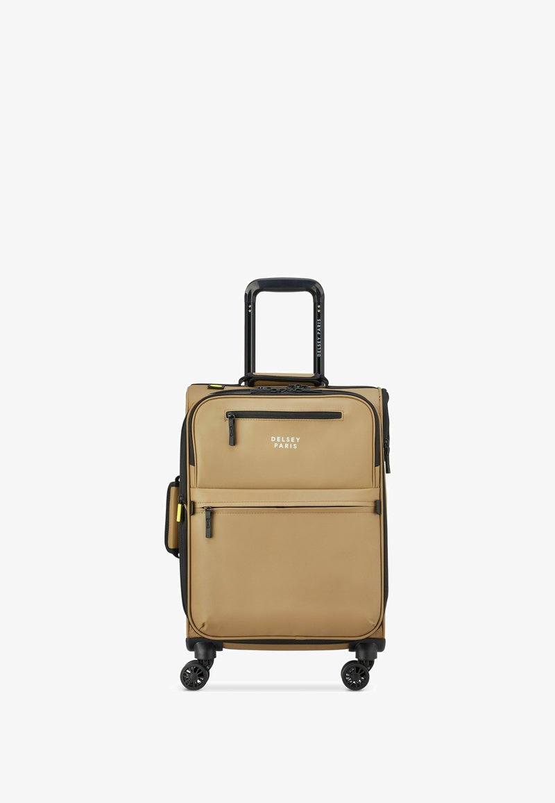 Tan kleurige koffer met dubbele ritsen, een voorvak en zwart beslag. Uittrekbare handgreep en vier wielen voor wendbaarheid. Delsey Paris merknaam.
